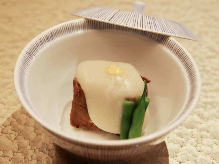 バラ肉の角煮にじゃが芋の餡をかけた、村田シェフの和のひと皿
