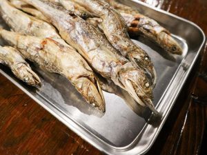 10センチはあるエソの煮干し。エソは白身魚ながら旨味が強く、高級かまぼこの原料としても使われます