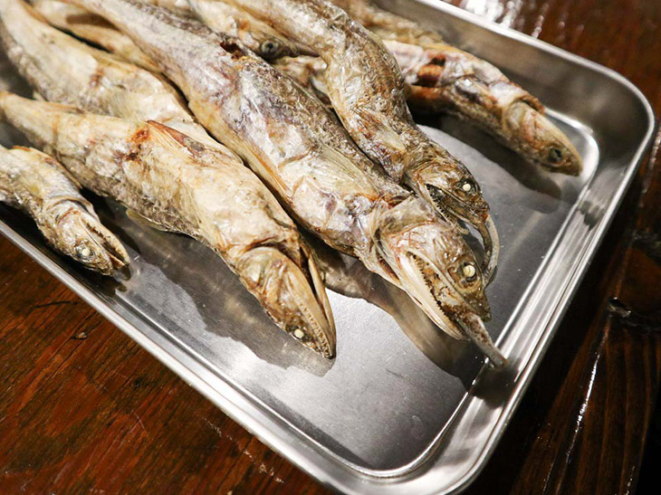 10センチはあるエソの煮干し。エソは白身魚ながら旨味が強く、高級かまぼこの原料としても使われます