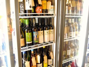 店内には300種以上のナチュールワイン が。その中でオレンジワインは60種類ほど常備している