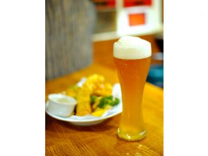 「魚沼ライスヴァイツェン ブリュットVar.（9oz）」768円と、「ビール屋さんのこだわりフィッシュ＆チップス」1130円