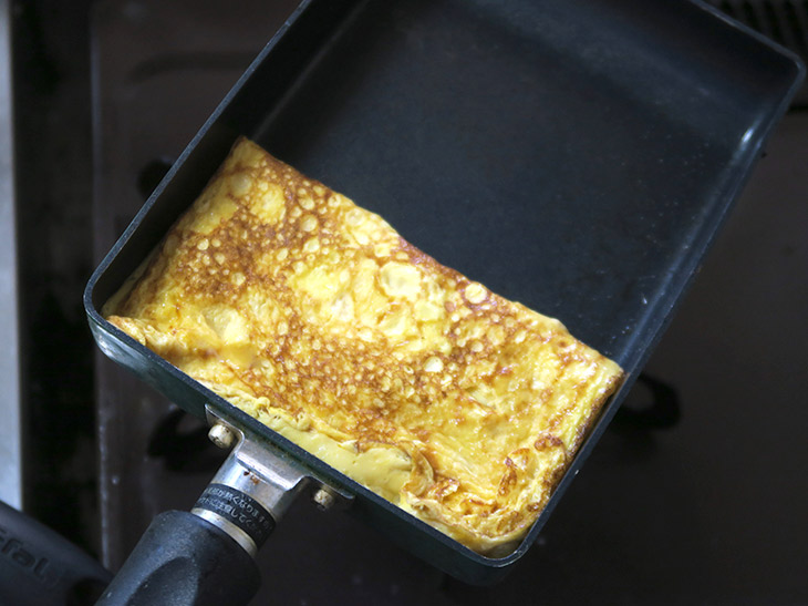 公式レシピでは薄口醤油、かつおだし、砂糖、塩でだし巻き卵を作っているが、今回はめんつゆで代用した