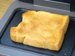 プレートに直接触れるのは食パン下面だけだが、上面もきれいに焼けている