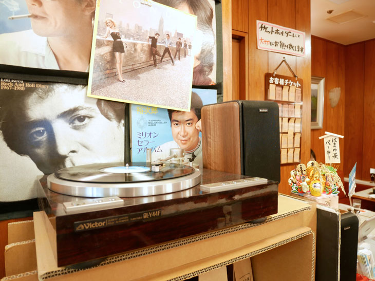 BGMは店内に多数並ぶレコード。店内に置いているものであれば、リクエストも可