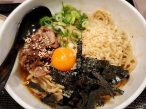 甘くて濃い醤油ダレと油そば。ちなみに、『神戸灘八』のぼっかけは、神戸の老舗うどん店『八間蔵』直伝の料理法で作り、中華麺に合うようにやや甘辛く仕上げているそう