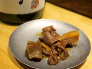 「鹿児島県産の黒豚のモツを使った「豚のモツ煮込み」（350円）は、6時間じっくり煮込むのでしっかり味が染み込んでいる