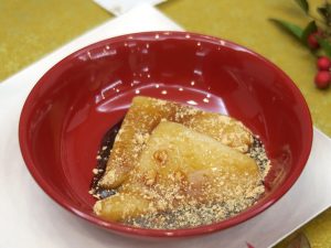 福井の餅屋にはたいていあべかわ餅があり、注文を受けてから黒蜜ときなこをまぶしてくれる