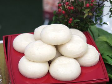 白い丸餅はしばしば仏壇にお供えされる。「米＝神聖なもの」という意識が根付いている
