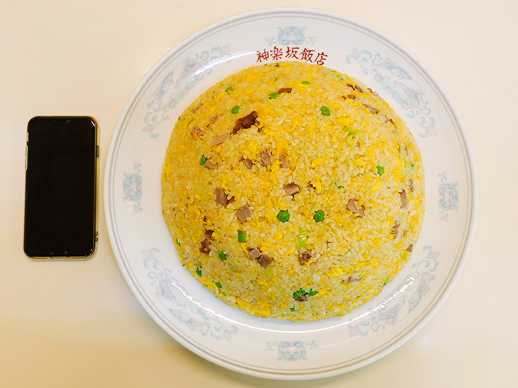 「一升炒飯」5840円。直径35cmの皿にドーン。一升イコール約1.5kg。スープ付き