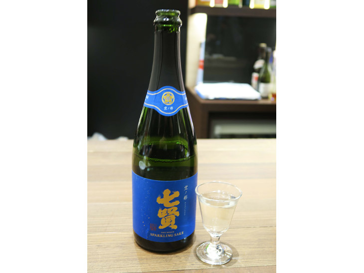 「七賢 スパークリング日本酒 空ノ彩」は、仕込み水の代わりに「風林美山」を使用するので、「貴醸酒」に近い