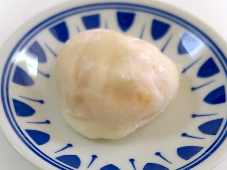 みかんの皮と一緒に蒸した広島県産のもち米にみかんの皮を練り込み、石臼でついて餅を作る
