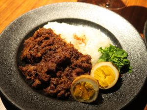 台湾グルメの「ルーロー飯」は、豚肉を八角やシナモンとともに醤油で甘辛く煮込み、煮汁ごとごはんにかけて楽しむ