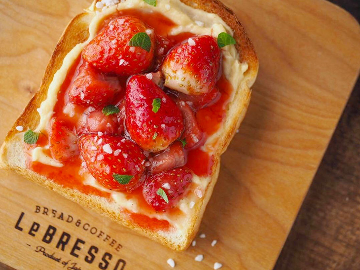 苺たっぷり 食パン専門店 レブレッソ の ストロベリー カスタードトースト が魅力的 食楽web