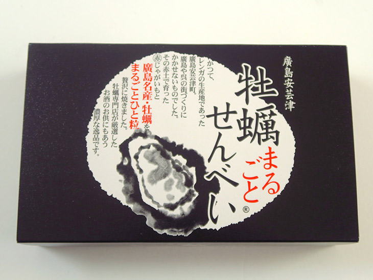 マルイチ商店の「牡蠣まるごとせんべい箱（16枚入り）」（825円）は、広島空港福屋ショップで購入