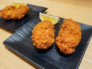 こちらはテイクアウト用の「かきフライ」。使用する牡蠣はレストラン同様に江田島の牡蠣を使用し、パン粉を変えて、時間がたってもサクサク感があるように仕上げています