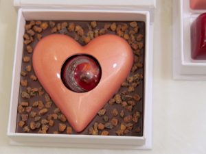 「ビッグハートチョコ」（1個1674円）は、ハート型のダークチョコレートの中に、ラズベリー味のキャラメルドームが閉じ込められている