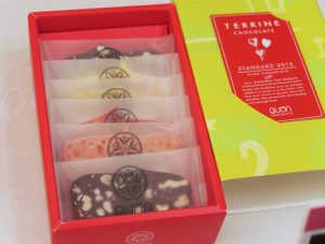 QUON CHOCOLATEの「QUON テリーヌ STANDARD2018 スペシャルセレクション」（6枚入り1620円）は、ナッツやドライフルーツがたっぷり入ったテリーヌチョコで、食べたときの満足感もある