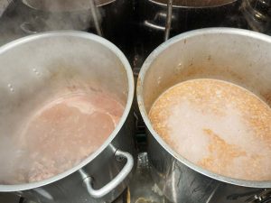 2種類のスープを配合して作る。左は豚骨メインのスープ、左は鶏ガラメインのスープ