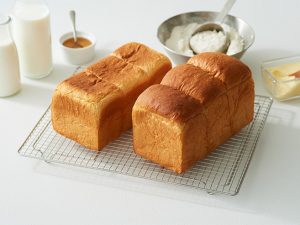 左が「東京みるく食パン」1斤800円（税別）、右が「牛乳屋さんのおいしい食パン」600円
