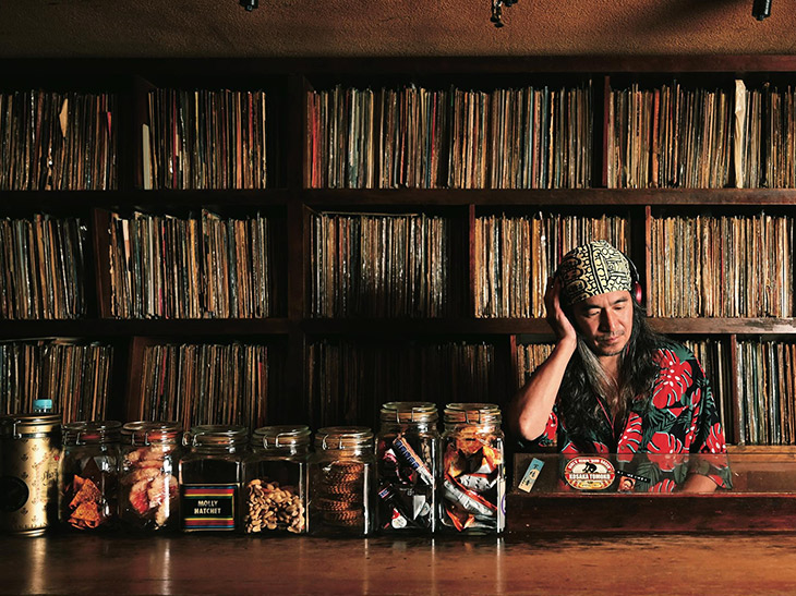 店長のケンちゃんこと能登谷健二さん。6000枚以上に及ぶ膨大なレコードコレクションのすべてのレコードのありかを把握しています