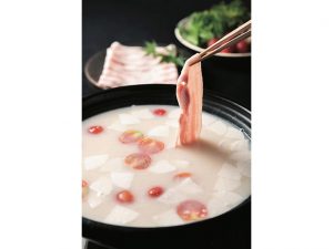 「発酵出汁の旨酸っぱい豚しゃぶ」1人前2800円。鍋のスープは、昆布出汁と飯のみながら、アミノ酸系の旨味をたっぷり含んだ飯が深い味わいを醸し出す。具は、豚バラ肉のほかトマトと大根。わさび菜や水菜は、しゃぶしゃぶにして食べるのだが、よく煮込んでも古漬けのような酸味が生まれて美味