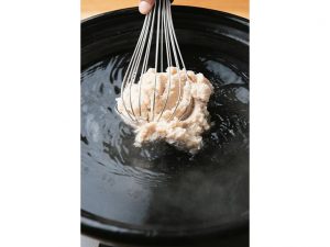 4人分400gの飯を、約2.5倍の量の出汁で滑らかになるまで溶き混ぜる。出汁は昆布のみでとったもの