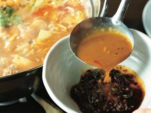 発酵唐辛子ベースのザンスイタレは辛いので鍋のスープで少し薄めながら食べる