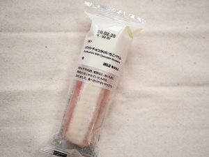 「ホワイトチョコがけいちごバウム」150円（1個平均77g）