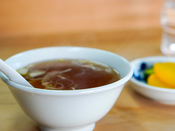 ほとんどのメニューにアツアツの中華スープとお漬物がついてきます
