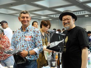 生産者来日も楽しみのひとつ。写真左は京都会場にエマニュエル・ラセーニュ氏（シャンパーニュ「ジャック・ラセーニュ」）が登場した際のもの