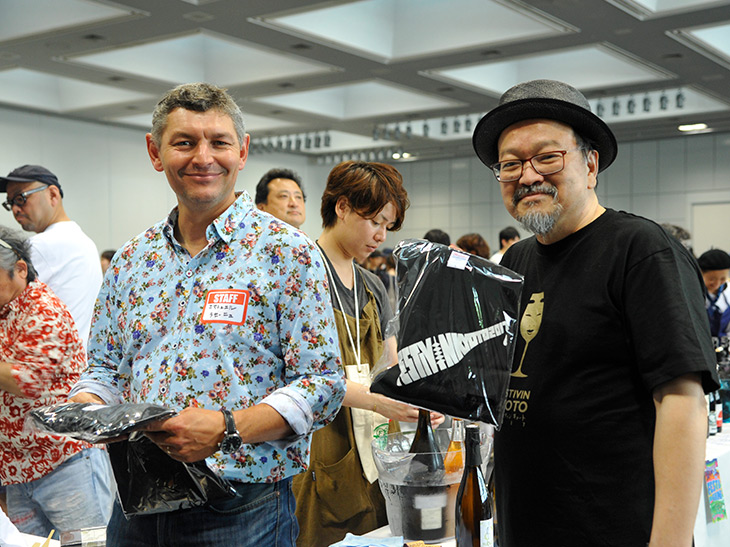 生産者来日も楽しみのひとつ。写真左は京都会場にエマニュエル・ラセーニュ氏（シャンパーニュ「ジャック・ラセーニュ」）が登場した際のもの