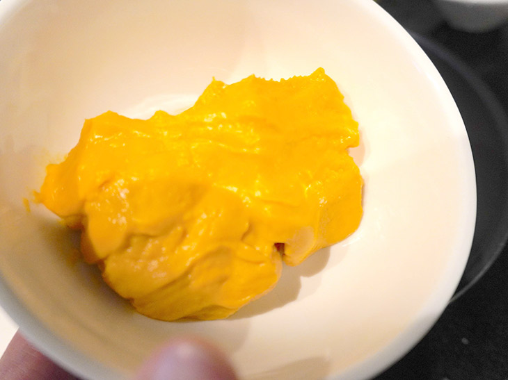 「海老ドリアの素」はアメリケーヌソースが入っているので色がオレンジ色です