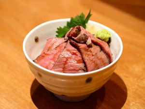 新感覚！ 渋谷の寿司屋が本気で作った「シャリdeローストビーフ丼」とは？