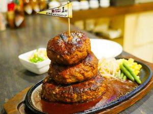 そびえ立つ1kgの肉！ 横浜『B-WEST』の3段重ね「ピラミッドハンバーグ」を食べてきた