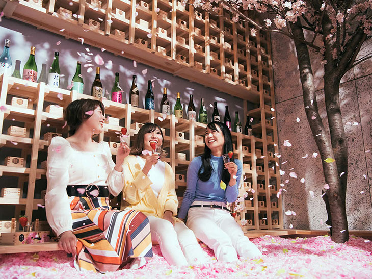 桜風呂に浸かって佐賀の日本酒に酔える「サクラチルバー」が渋谷にオープン