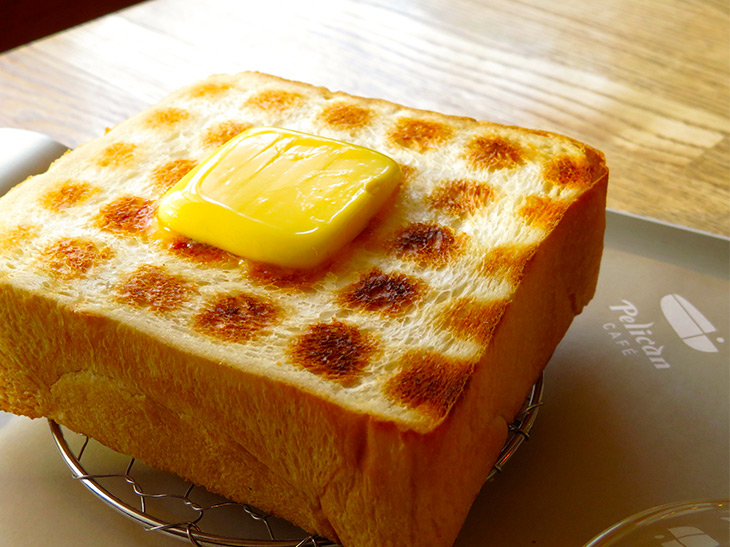 浅草の老舗パン屋直営『ペリカンカフェ』で味わう「炭焼きトースト」が美味しすぎる理由