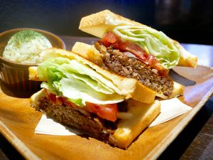 「牛粗挽きハンバーグサンド」780円