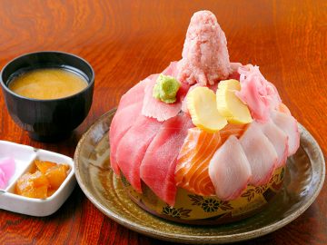 1.2kg超え！ 埼玉の『竹寿司』のデカ盛りすぎる「三色丼」を食べてきた