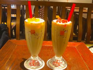 「愛玉ジャスミンミルクティー」（左）と「紅茶ゼリーミルクティー」（右）はちゅるんとしたゼリーの食感を楽しめる（ともに500円）。期間限定