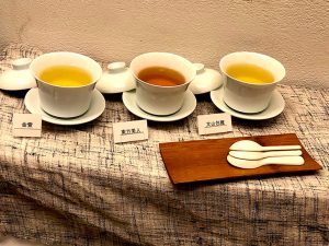 左から「金萱」、「東方美人」、「文山包種」（ポット：650円、テイクアウト：500円）。それぞれのお茶に個性があり、飲めば話が弾むこと間違いなし