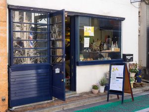 夜はバーですが、1階にあるので日差しが入る明るいお店
