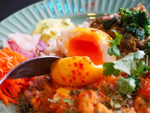 トッピングのスパイス味玉の中からとろりとした黄味が出てきて、2種類のカレーをマイルドにつなげます