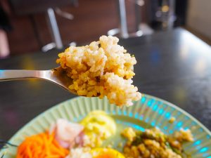 ご飯は、玄米ともち麦をブレンドしており、パラっと感と、もちもち感が素材を生かした優しい味のカレーによく合います。