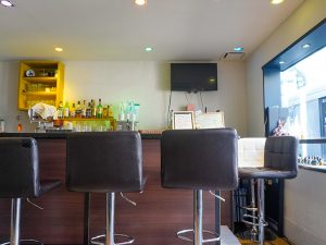 お店はカウンターとテーブル席があります