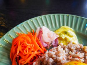 副菜の3種類は、人参や新玉ねぎなどにマイルドな酸味を合わせてあり、カレーの優しいアクセントに