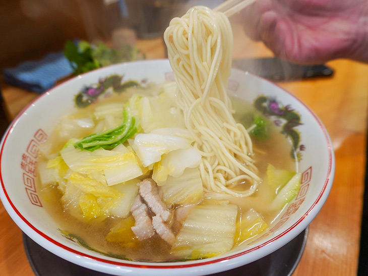 ストレートの細麺がスープによく合います