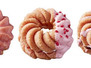 「桜フレンチ」左から順に、桜フレーバー120円、さくら風味ジュレ＆ホイップ150円、あずき＆ホイップ150円