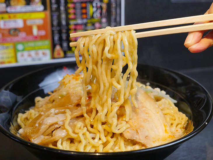 油そばだけあって、スープがしっかり麺に絡みつく。麺は北海道産小麦100％の「究極麺」！