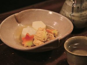 「里芋と鱈の子煮」880円は富田さんセレクト、福島の「天明」グラス（約90ミリ）580円とともに