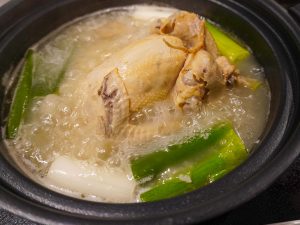 韓国では、夏バテ時の疲労回復のためによく食べられる参鶏湯